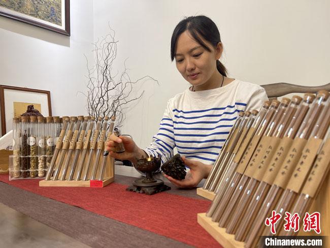 圖為魯雯展示燃香禮儀?！「攥?攝