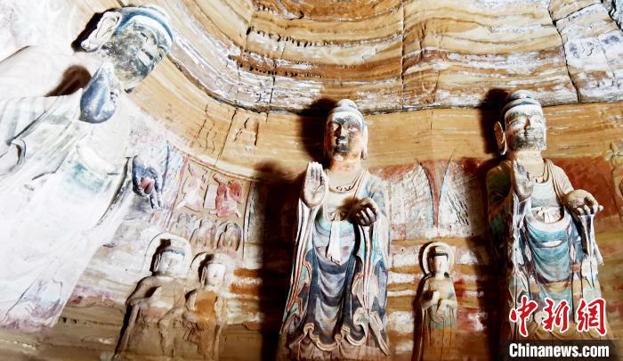 北石窟寺窟內(nèi)造像因受水顯得斑駁。　艾慶龍 攝