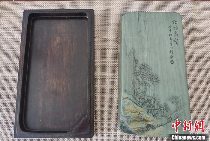 圖為甘肅甘南州洮硯藝人為提升洮硯文化內(nèi)涵，制作“一盒一拓”成品展示。(資料圖) 張婧 攝