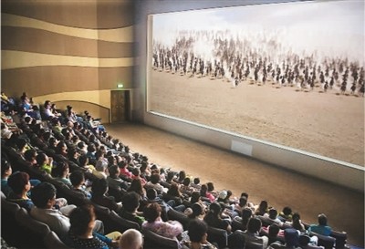 游客在莫高窟數(shù)字展示中心觀看主題電影《千年莫高》。