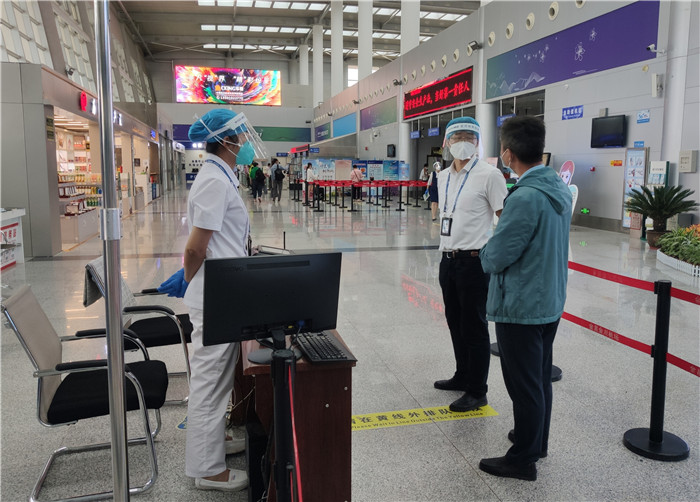 7月15日，金昌市金川區(qū)紀(jì)委監(jiān)委駐區(qū)委政法委紀(jì)檢監(jiān)察組在金昌機(jī)場監(jiān)督檢查疫情防控措施落實情況。王曉梅攝.jpg