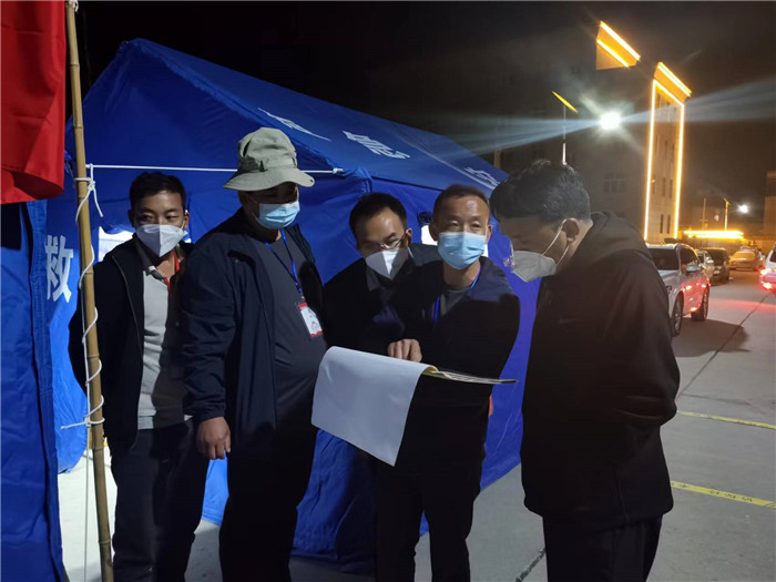 7月19日，甘南州瑪曲縣紀(jì)委監(jiān)委督查組在德吉小區(qū)卡點督導(dǎo)疫情防控工作。仲海濤 攝.jpg