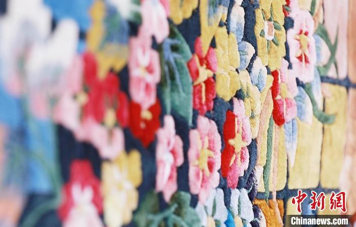 圖為手工地毯成品?！《姑?攝