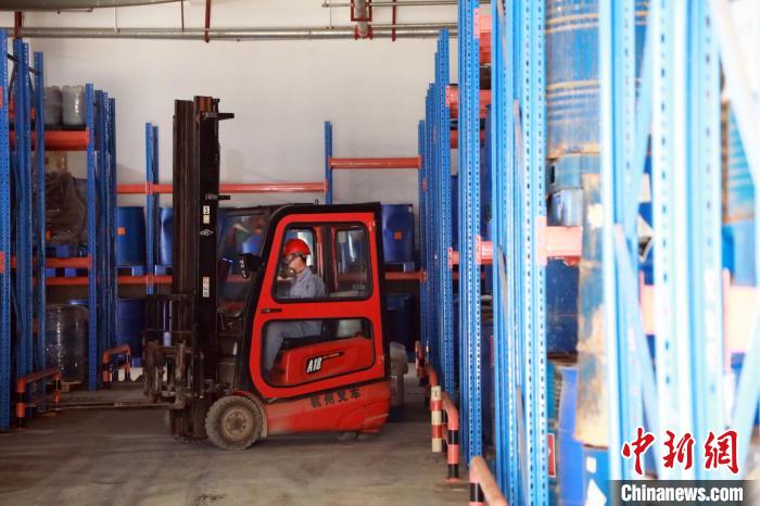 圖為甘肅省危險(xiǎn)廢物處置中心危險(xiǎn)廢物儲(chǔ)存庫?！∥航ㄜ?攝