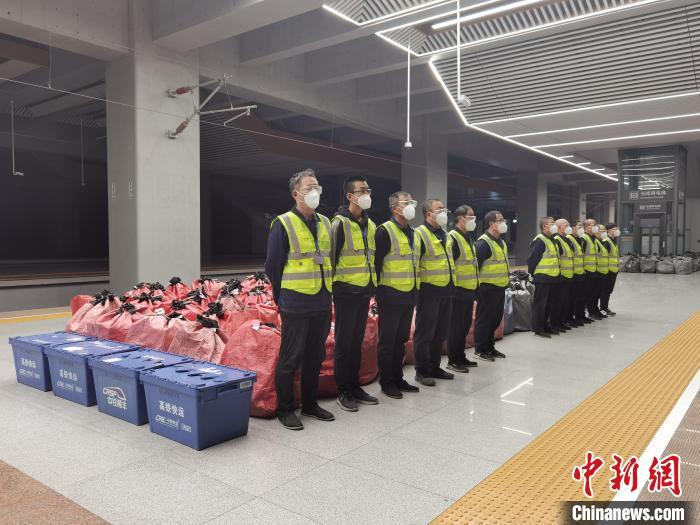 今年“雙11”，蘭州鐵路局在既有運能基礎上，動態(tài)調整行李車運力，全方位滿足物流運輸需求?！√m州鐵路局供圖