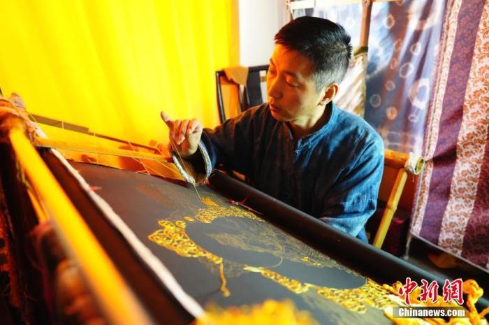系統(tǒng)性挖掘整理古代敦煌刺繡，是甘肅天水市級(jí)非遺代表性項(xiàng)目武山刺繡代表性傳承人劉云帆這兩年最緊要的工作之一。圖為劉云帆在創(chuàng)作富含敦煌刺繡元素的作品。 中新社發(fā) 謝秉錫 攝 