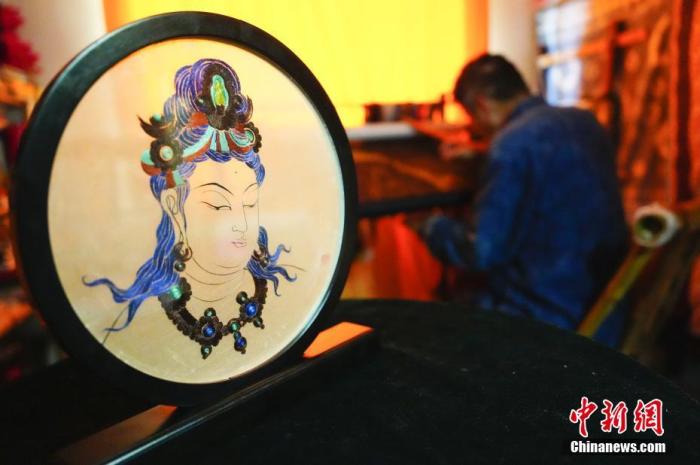 圖為劉云帆所創(chuàng)作的敦煌元素刺繡作品。 中新社發(fā) 謝秉錫 攝