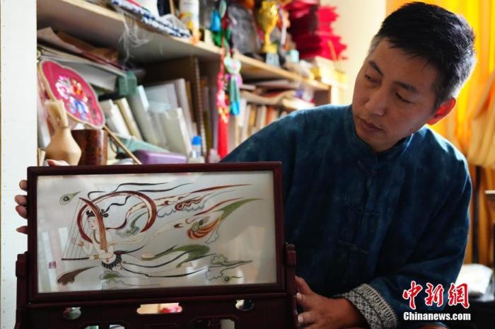 圖為劉云帆展示敦煌元素的刺繡作品。 中新社發(fā) 謝秉錫 攝