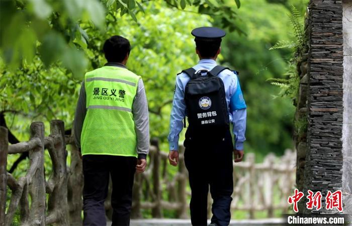 圖為民警背警務小包在轄區(qū)景區(qū)開展工作。(資料圖) 甘肅省公安廳供圖