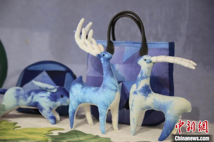 圖為許靜的非遺文創(chuàng)作品。(資料圖) 甘肅省非遺保護(hù)中心供圖