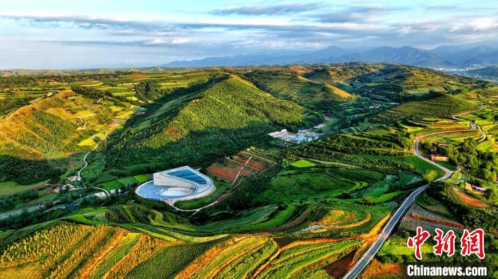 航拍視角下的樺林古動物化石埋藏原址館。該館位于臨夏州和政縣。(資料圖) 和政宣傳部供圖