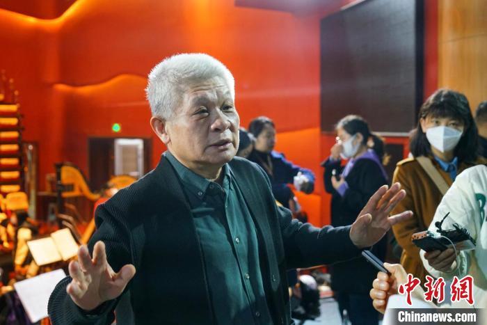 該劇導演蔣力向媒體介紹相關(guān)情況?！《∷?攝