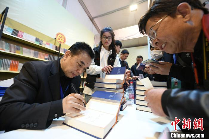 圖為作家王躍文現(xiàn)場簽名售書?！×赫赵?攝