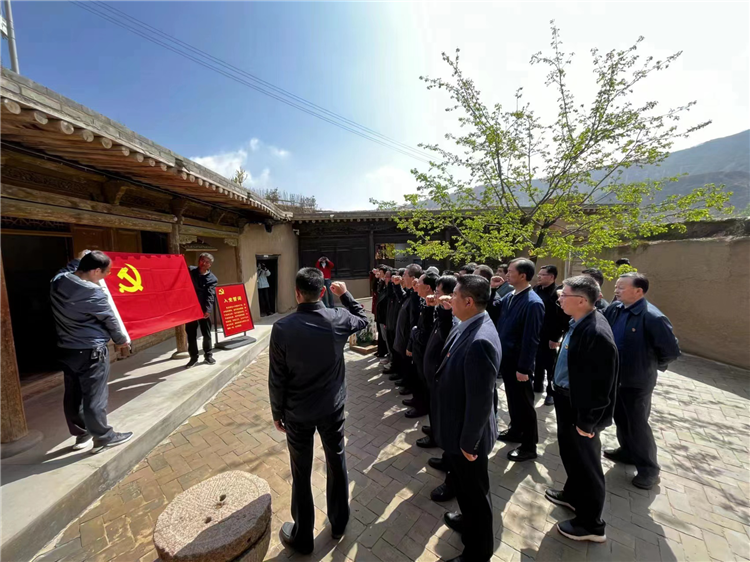 圖為臨夏州紀委監(jiān)委組織黨員干部在東鄉(xiāng)縣布塄溝黨史教育基地開展革命教育活動，賡續(xù)紅色血脈、汲取奮進力量、激發(fā)干事熱情。.png