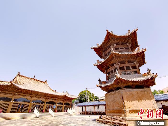 圖為阿河灘清真寺局部?！?zhí)砀?攝