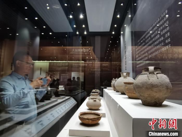 圖為河湟文化博物館展陳的陶器?！?zhí)砀?攝