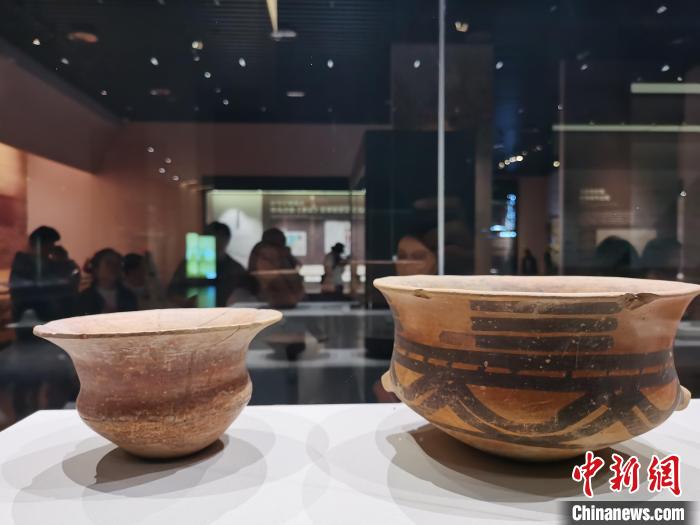 圖為河湟文化博物館展陳的陶器。　張?zhí)砀?攝