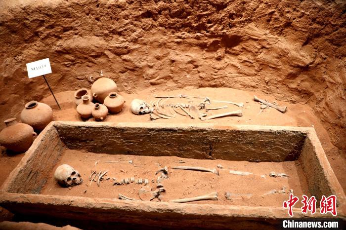 圖為河湟文化博物館復(fù)制展陳的墓葬及其彩陶陪葬品?！⊙Φ?攝