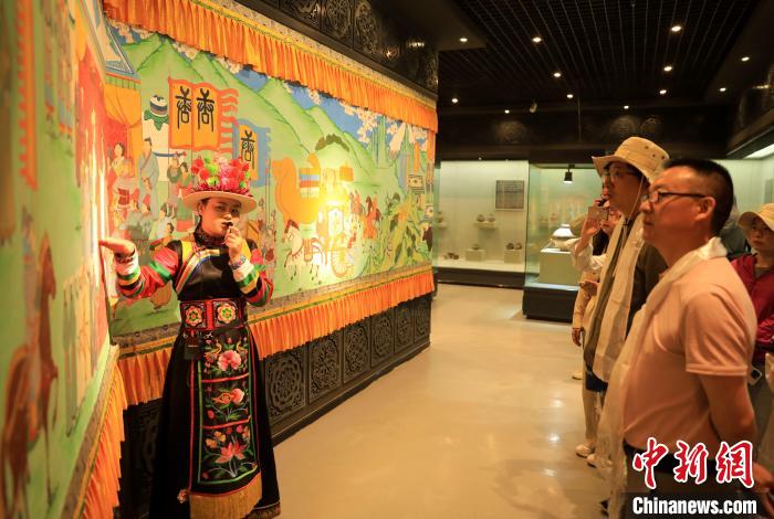 圖為媒體記者了解土族文化?！⊙Φ?攝