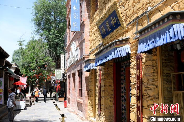 圖為平安驛·河湟民俗文化體驗(yàn)地的門店?！⊙Φ?攝