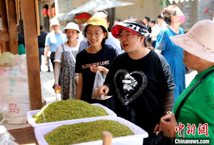 圖為民眾購(gòu)買青海特色小吃?！⊙Φ?攝