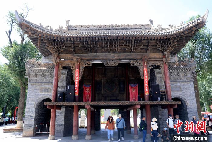 圖為平安驛·河湟民俗文化體驗(yàn)地的戲樓?！⊙Φ?攝