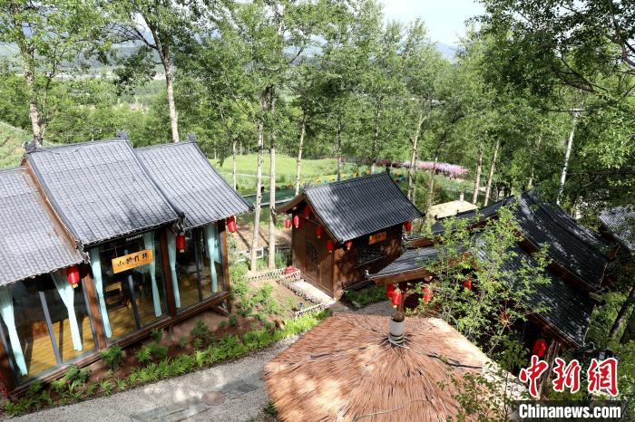 圖為景區(qū)內(nèi)依山而建的民宿?！⊙Φ?攝