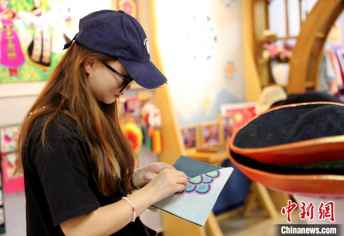 圖為民眾體驗(yàn)國(guó)家級(jí)非遺項(xiàng)目盤繡技藝?！⊙Φ?攝