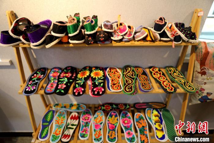 圖為盤繡作品?！⊙Φ?攝