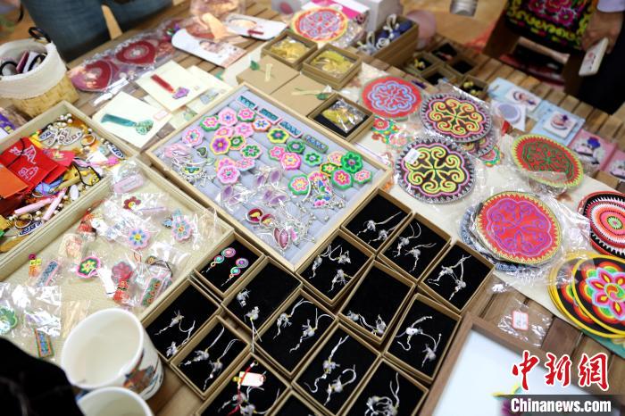 圖為盤繡作品?！⊙Φ?攝