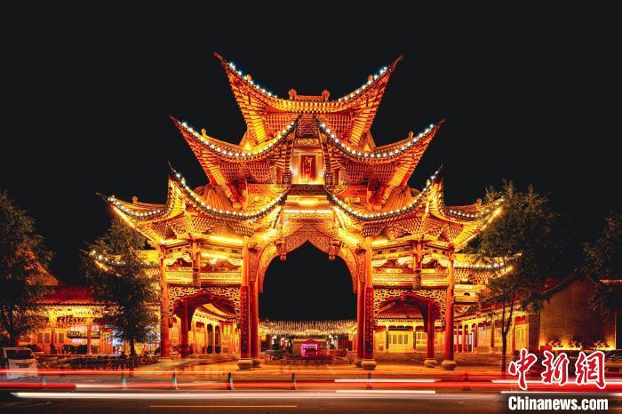 夜幕下的臨夏縣河州苑。夏雨 攝