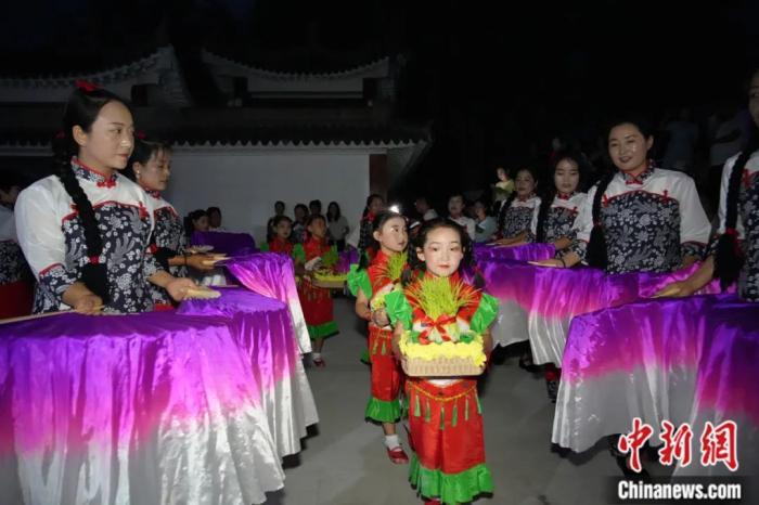 甘肅省西和縣姜席鎮(zhèn)晚霞湖畔，當(dāng)?shù)孛耖g舉行盛大的乞巧儀式。魏朵朵 攝