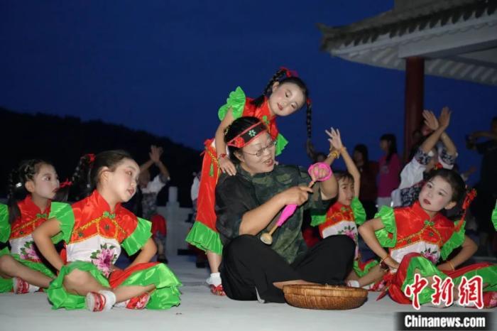 甘肅省西和縣小朋友們迎接“巧娘娘”。魏朵朵 攝