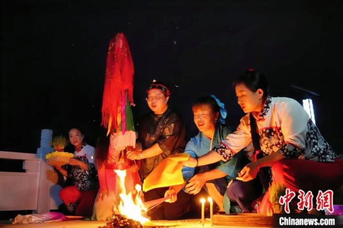 持續(xù)七天八夜的乞巧節(jié)正在西漢水上游的甘肅省西和縣進(jìn)行。西和縣姜席鎮(zhèn)晚霞湖畔，民眾“巧頭”點(diǎn)蠟、炷香、焚裱紙、跪拜，準(zhǔn)備將“巧娘娘”請進(jìn)院。魏朵朵 攝