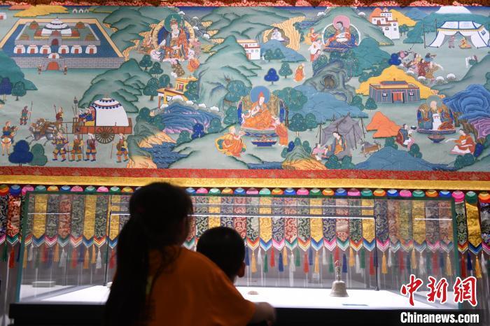 8月20日，兩名小觀眾參觀大型歷史題材卷軸唐卡“涼州會(huì)盟”?！〈魑牟?攝