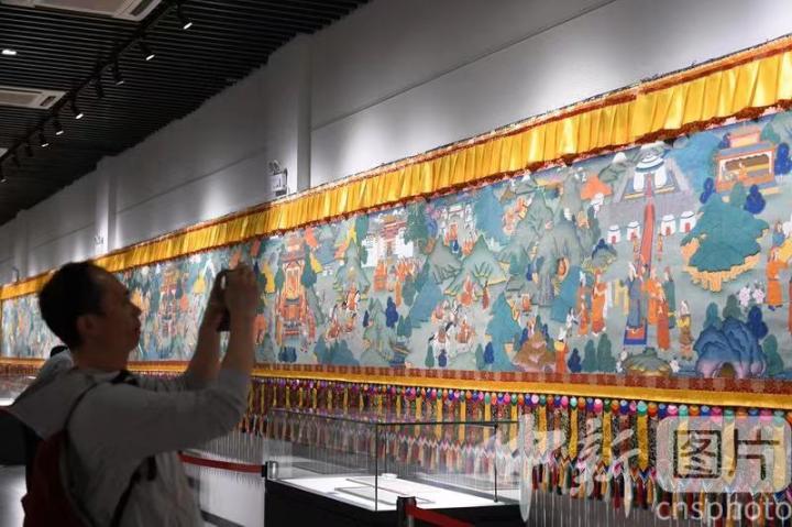 圖為觀眾觀看唐卡《涼州會(huì)盟》。 中新社記者 戴文昌 攝