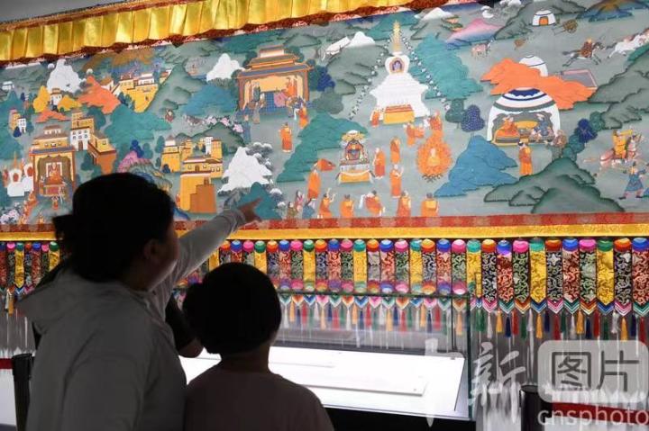 圖為觀眾觀看唐卡《涼州會(huì)盟》。 中新社記者 戴文昌 攝