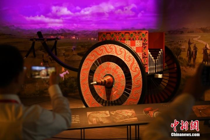 8月16日，甘肅省天水市張家川回族自治縣馬家塬車輿博物館內(nèi)，游客拍攝等比例的戰(zhàn)國西戎車輿復(fù)制品。