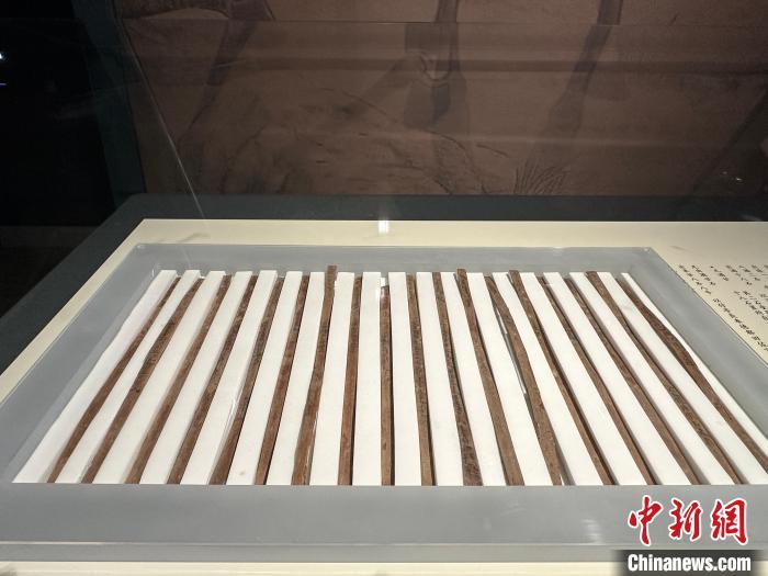 圖為甘肅簡牘博物館展陳的漢簡。中新社記者 戴文昌 攝