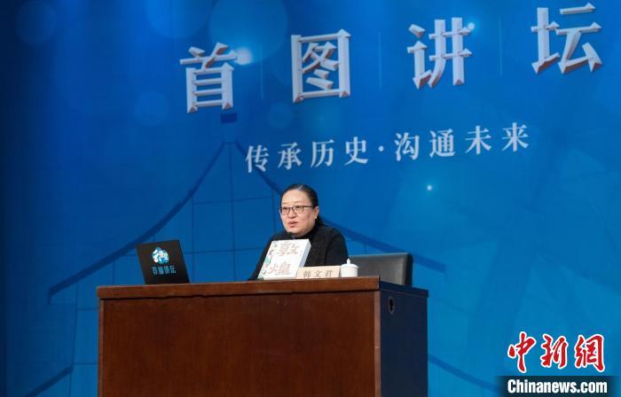 敦煌研究院文化弘揚(yáng)部講解科科長(zhǎng)韓文君。　湖南文藝出版社供圖