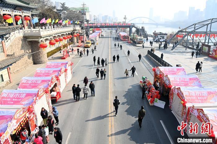 1月30日，蘭州黃河畔的年貨集市吸引顧客選購(gòu)年貨。九美旦增 攝</p><p>
