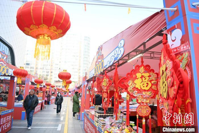 1月30日，蘭州街頭琳瑯滿目的年貨吸引顧客選購(gòu)。九美旦增 攝</p><p>