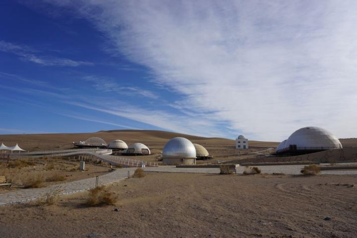 2023年11月28日拍攝的甘肅省武威市民勤縣“摘星小鎮(zhèn)”一角。新華社記者 賈釗 攝