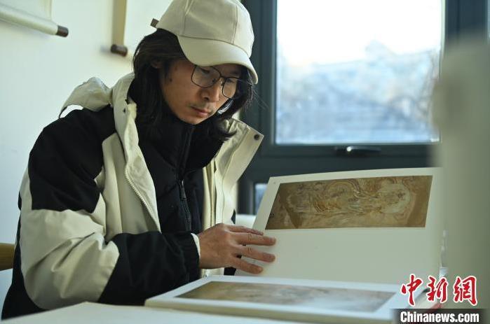 圖為季茂杰研究敦煌文化相關(guān)書(shū)籍。李亞龍 攝</p>
<p>