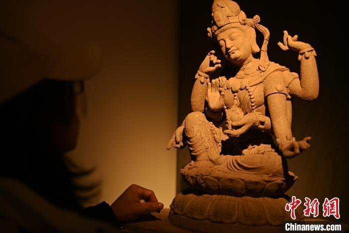 圖為季茂杰觀察自己創(chuàng)作的敦煌木雕。李亞龍 攝