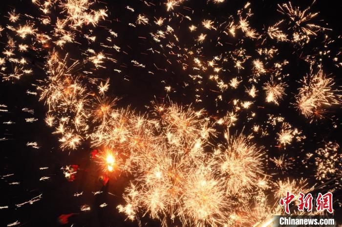 灼熱的鐵水在空中迸散。在空中形成“鐵花火雨”的景象，似天女散花，似群星漫天，如夢(mèng)如幻，美不勝收。侯奇志 攝</p>
<p>