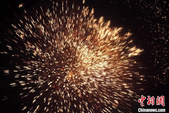 據(jù)悉，“花”與“發(fā)”諧音，取“打花打花，越打越發(fā)”之意?！按蜩F花”不僅蘊(yùn)含著人們祈福納祥的美好愿望，也展現(xiàn)了民間生鐵冶煉傳統(tǒng)技藝的工匠精神。侯奇志 攝