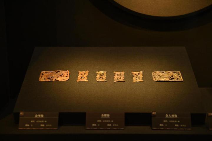 張家川縣馬家塬車輿博物館展陳的馬家塬遺址出土的金項(xiàng)飾、金腰飾、金人畫飾等。李亞龍 攝　　