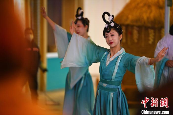 圖為工作人員進行舞蹈表演。李亞龍 攝</p>
<p>