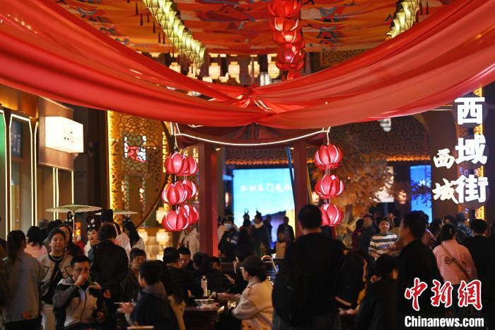 圖為街區(qū)現(xiàn)場游客絡繹不絕。李亞龍 攝</p>
<p>